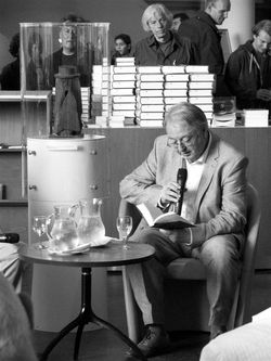 Wiel Kusters leest bij de presentatie van de biografie