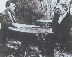 Jan Emmens (l.) en Chr. J. van Geel omstreeks 1965
