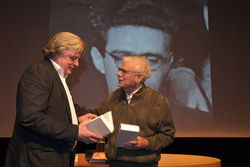 Joop Schafthuizen ontmoet Robert van Amerongen, die in de Avonden voorkomt als Victor Poort, van wie Frits van Egters het - nu herdrukte - boekje De Kleine Neurasthenicus krijgt.
(foto: Klaas Koppe)