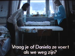 de vriendinnen zijn een weekendje weg uit het studentenhuis. wie zorgt voor de goudvissen?