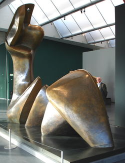 two piece reclining figure (gegoten 1979-1981) in de Kunsthal