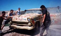 autokunst van Betsabe&euml; Romero - Ford Victoria '55, beschilderd met 10.000 rozen om de zegen van de Madonna af te smeken