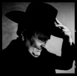 Bobbejaan.. Ik bezocht z'n land eens, groette de autobussen en zweefmolens..