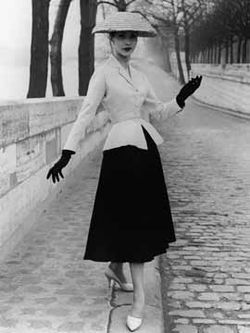 de New Look van Dior in 1947. 'en dat terwijl de stof nog op de bon was'