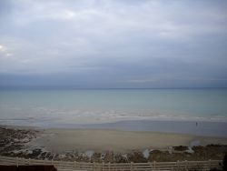 de zee in Ault. Thom denkt dat de zee het daglicht absorbeert en vasthoudt tot lang in de avond. 