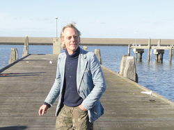 Jan Roos woensdag&nbsp;op z'n favoriete steiger.. de Waddenzeedijk op de achtergrond&nbsp;