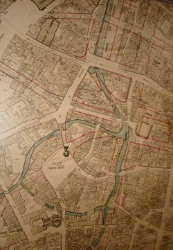 Brussel voor 1870. de nieuwe stad staat in rood er overheen aangegeven