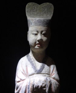 ambtenaar met 'hoge bergenhoed' verantwoordelijk voor buitenlandse gezanten die de keizer komen bezoeken.. beschilderd aardewerk..