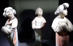 'kleding werd beschouwd als het uiterlijke teken van&nbsp;innerlijke deugden..' - beschilderd aardewerk.