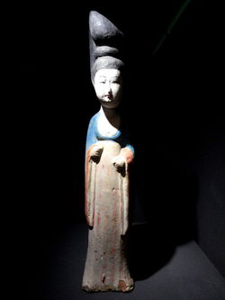 jurk met hoge taille, de mode in de vroege Tang-periode.. later werd het ideaal 'volslank'