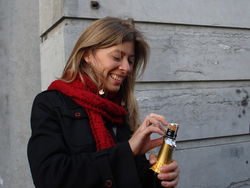 korte plechtigheid. Bente ontkurkt.