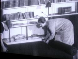 het bed wordt bank, het dienstmeisje helpt