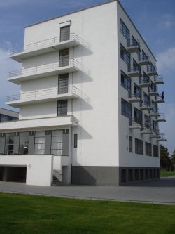 het gebouw, achterzijde, vanmiddag