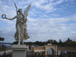 een kasteel hoort aan het water