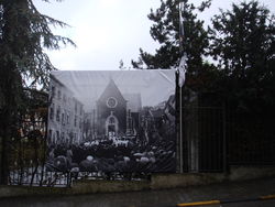 reuzenfoto van de herbegrafenis in 1936, heel Leuven hangt vol met dit soort foto's van Damiaan