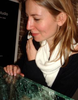 Sarah&nbsp;met haar verbrijzelde &#39;kuub stilte&#39; (ook 2009)