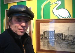 Akkerman hing zijn tekeningen op tegen ADO-Den Haag behang.