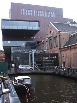 vanmorgen: de nieuwe 'Rabo-zaal', tussen de Stadsschouwburg en De Melkweg.. daarboven zitten.. &nbsp;