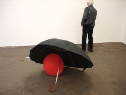 Kogelvrije paraplu (1997), de mevrouw is een bezoekster