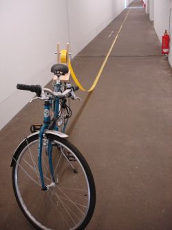 vanaf een fiets wordt een eindeloos geel lint afgerold. anders niet.