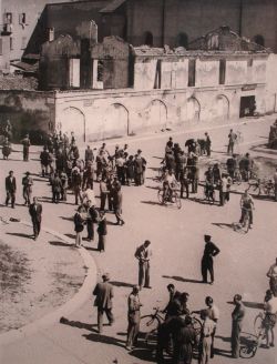 ...en de pleinen, de schaduwen. De Chirico is overal