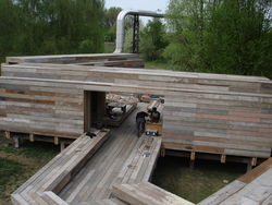 de typische onregelmatige zigzagvorm van de brug.. met de pijp van de stadsverwarming erachter.. de bodem ligt hier&nbsp;vol buizen.. en stuifzand is kolenstof, nog steeds..