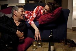 Gianni met z'n ex.. dan belt de moeder..&nbsp;terwijl hij met haar praat valt de ex in slaap..