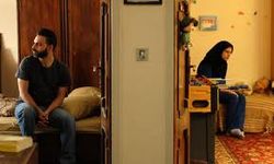 rechts het zwijgende schoolmeisje, dat aan 't&nbsp; eind zal oordelen over haar ruzie&euml;nde ouders