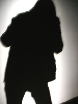 m'n schaduw,&nbsp;spiegelbeeld op de rug gezien als op 'n schilderij van Magritte