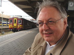 biograaf Wiel Kusters op het Maastrichtse station. het treintje naar Luik wacht