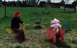 Patti treft een achtergelaten meisje in 'n park.