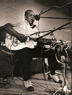 Big Joe Williams in Amstelveen (1973),&nbsp;9 snaren, pleisters...