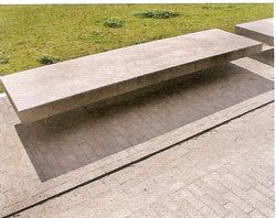 ..te herkennen aan de zwevende bankjes..