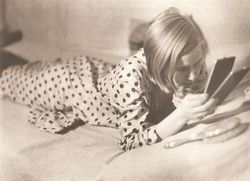 de vrije tijd van een werkend meisje (1933), spiegels (of foto's?), haarborstel