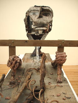 '1000'', de sarcofaag van Huma Bhabha (2009)