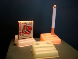 Tupperware standaards voor sigaretten en lucifers.. werd de sigaret brandend in zo'n houder gezet? en,&nbsp;dan later weer opgenomen?&nbsp;filtersigaretten&nbsp;doven toch niet als je ze rechtop zet?&nbsp;